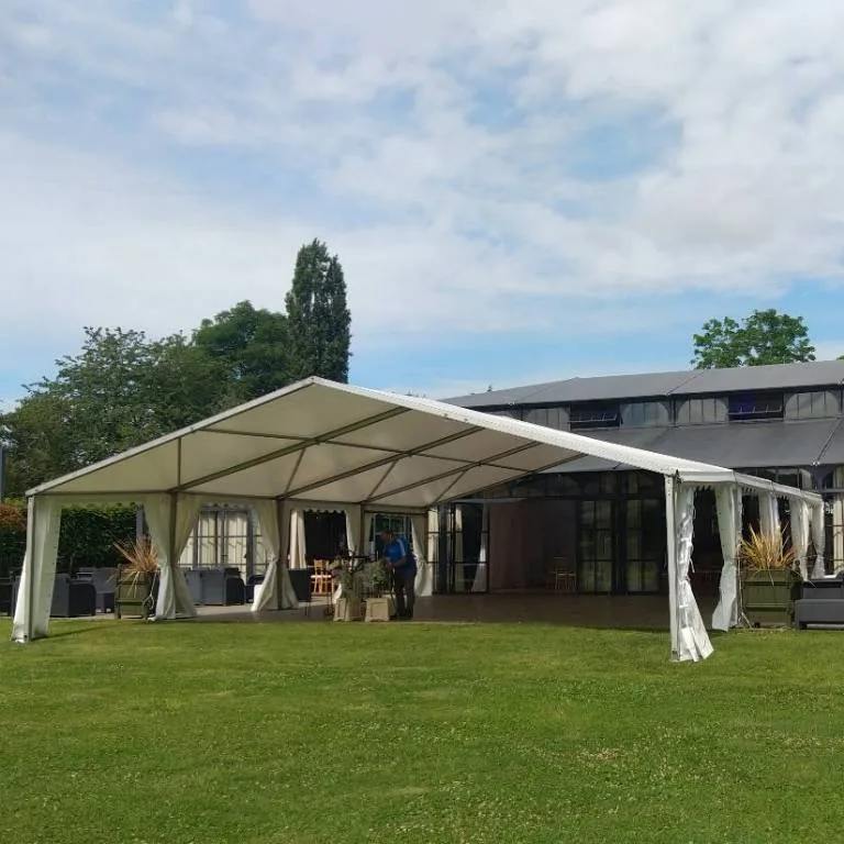 Location chapiteau dans le parc d'une propriété privée en Île-de-France